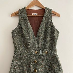 Vintage Vest. Good condition. Slight wear and tear on button. Size M.